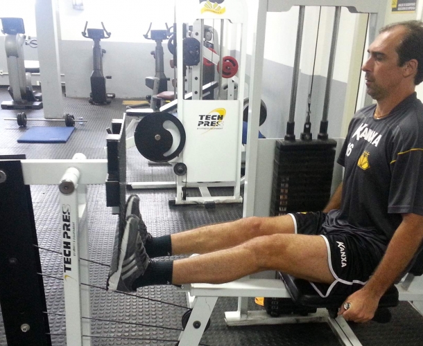 Tigre treina na academia e no CT