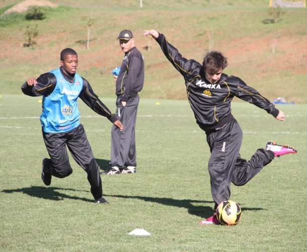 Tigre treina no frio do CT