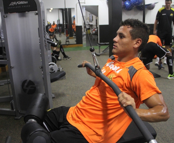 Tigre treina parte técnica e física