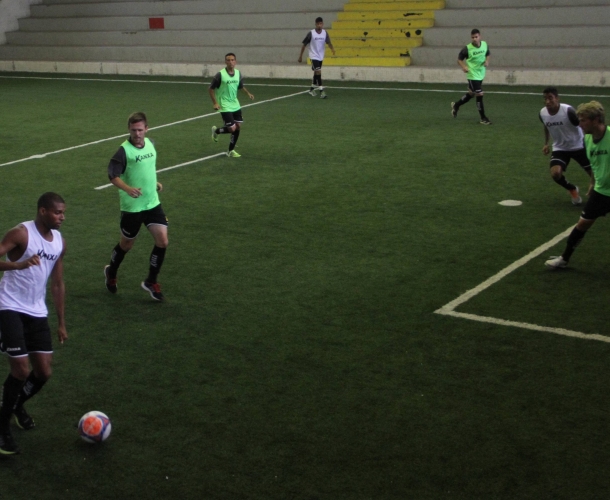 Tigre treina parte técnica no ginásio