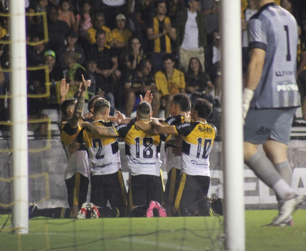 Tigre vence o Hercílio Luz e segue 100% no estadual 
