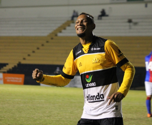 Tigre vence o Paraná e segue na liderança