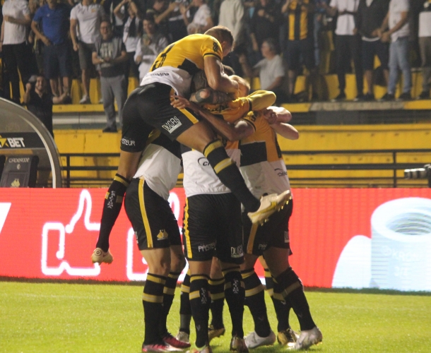 Tigre vence o Sport e volta para o G4