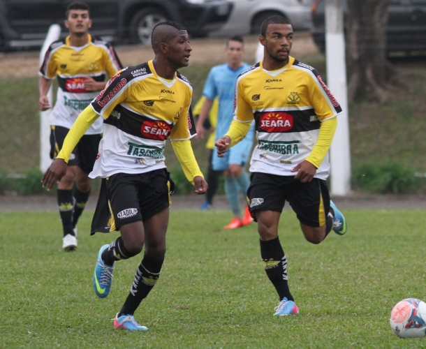 Times da base vencem a primeira fora de casa