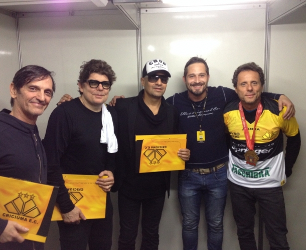 Titãs recebe camisas do Tigre