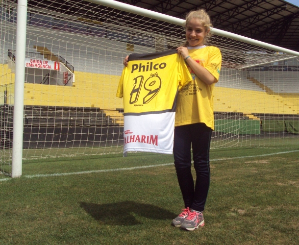 Torcedora desenha a numeração do uniforme do Tigre