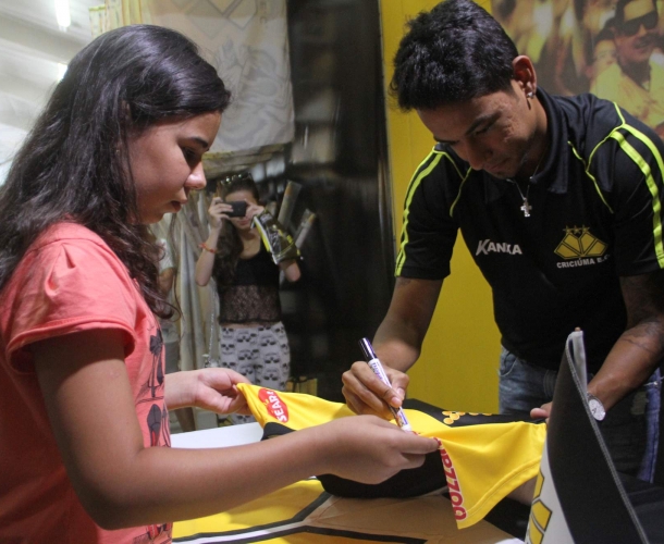 Torcedores animados com presença de Lucca