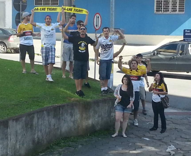 Torcedores recebem atletas do Tigre com apoio