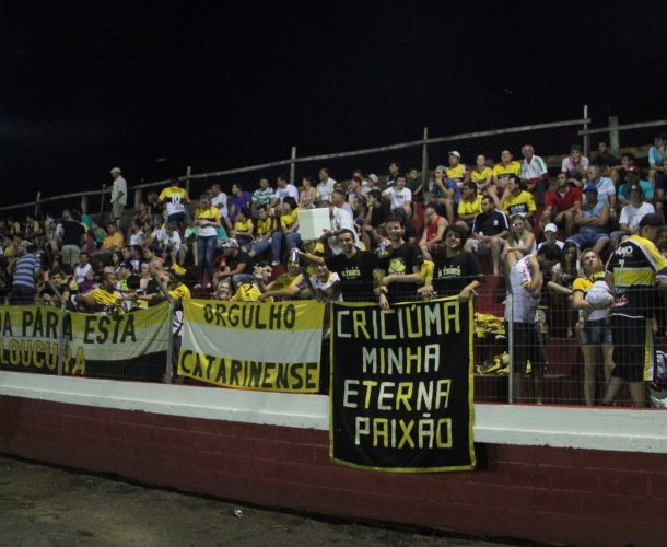 Torcida apoia o Tigre em jogo treino
