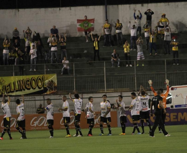 Torcida apoia o Tigre no Canindé