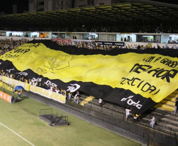 Torcida do Tigre levanta maior bandeira do estado