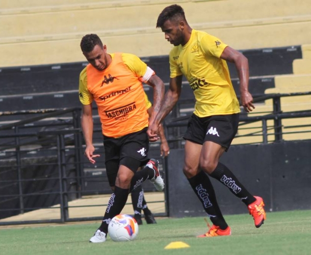 Treino coletivo para ajustar o time