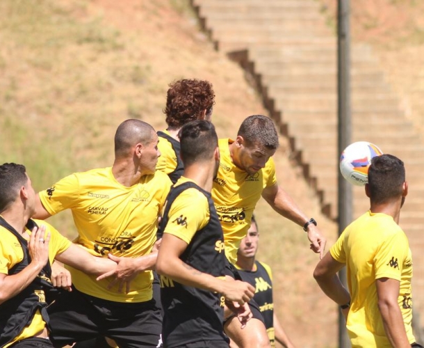 Treino físico e de bolas paradas