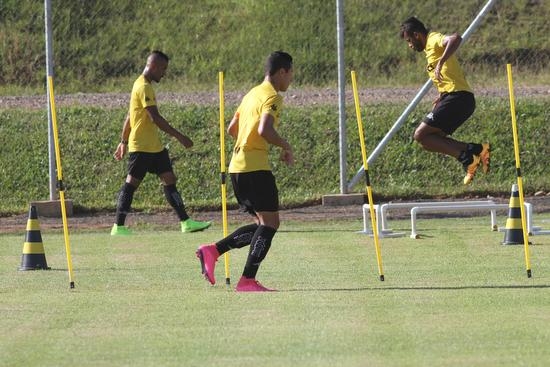 Treino físico e técnico no CT