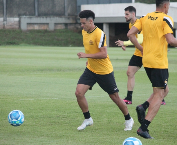 Treino tático visando o confronto de sexta-feira