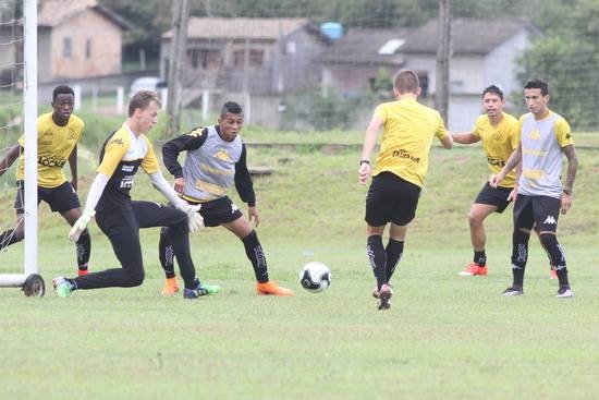 Último treino antes de enfrentar o Brusque