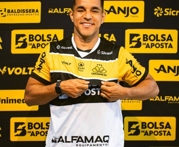Yuri Tanque é apresentado após se recuperar de lesão