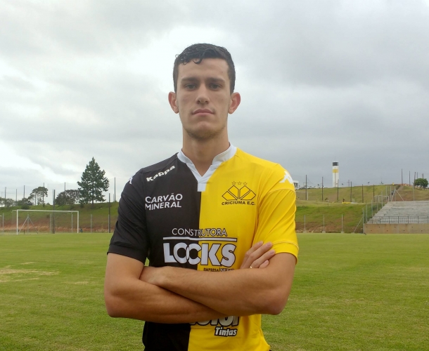 Zagueiro é apresentado no CT