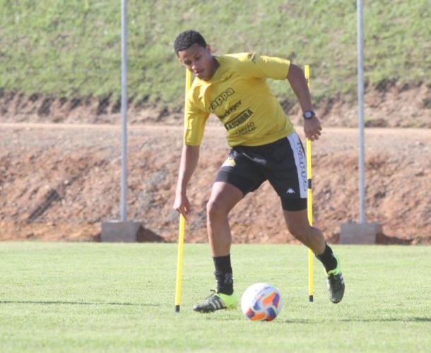Zagueiro rescinde contrato