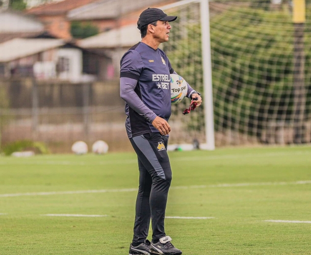 Zé Ricardo faz treino tático na pré-temporada