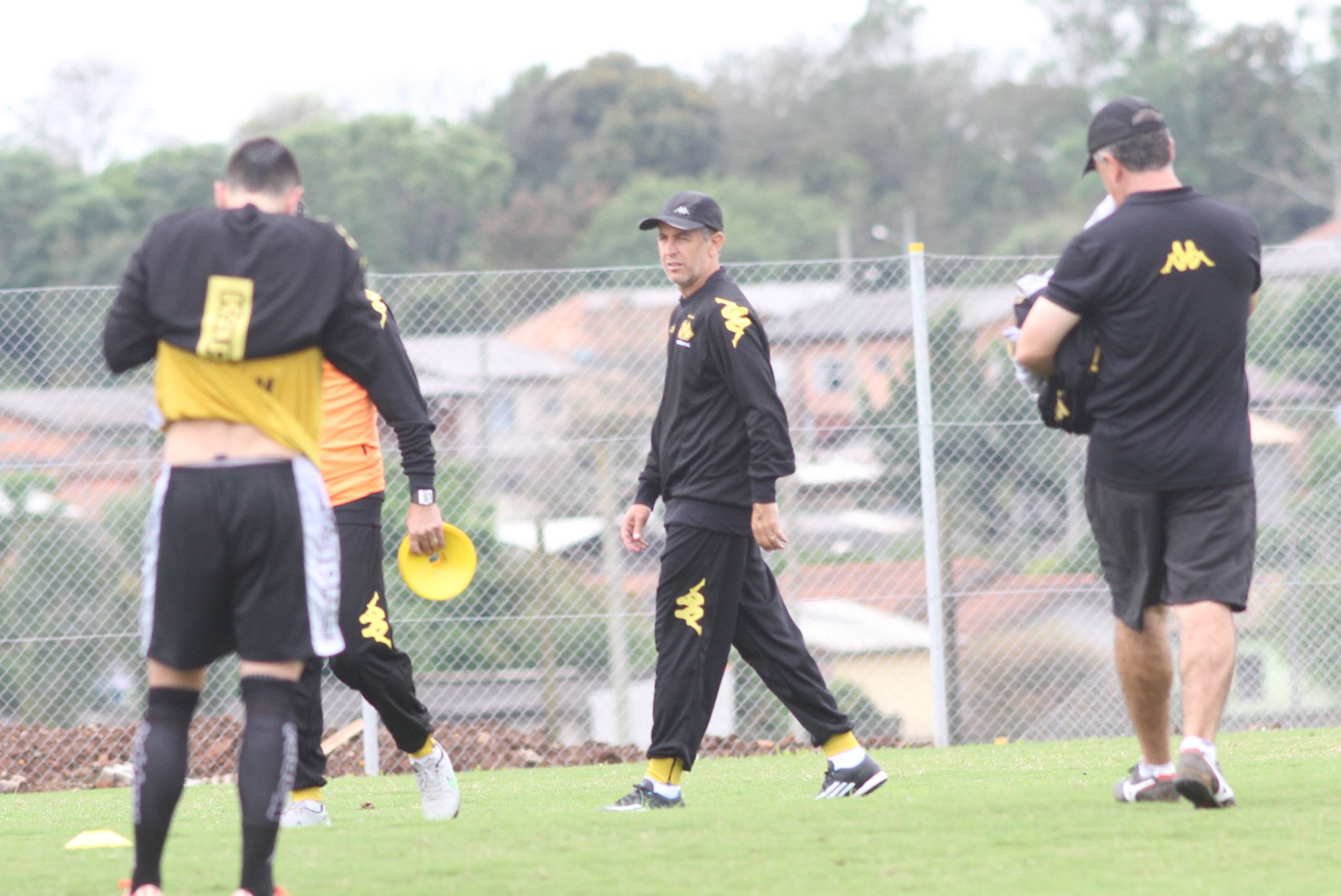Treino tático e de chutes a gol