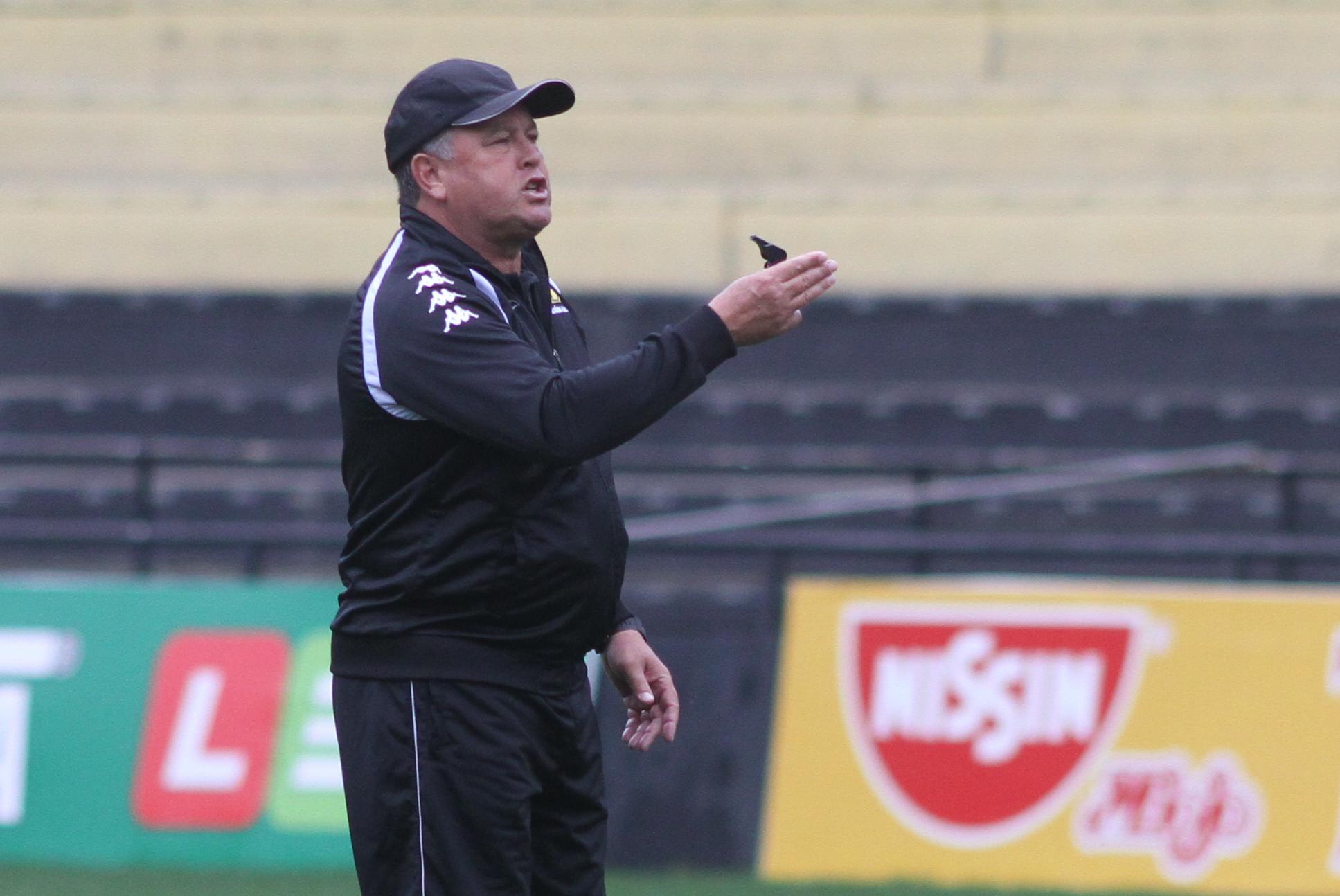 Cavalo orienta coletivo no estádio