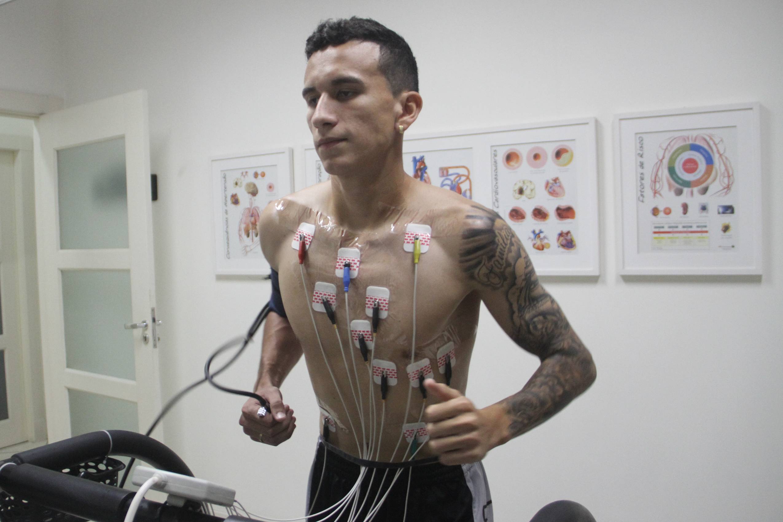 Atletas passam por exames cardiológicos