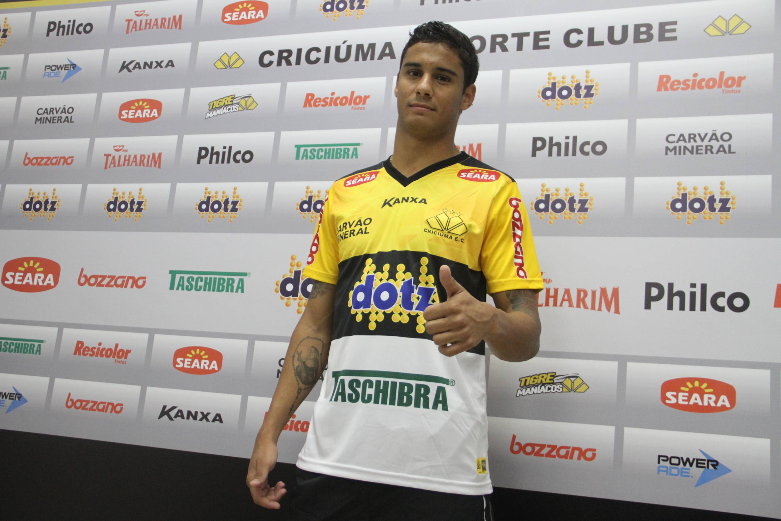 Criciúma apresenta atacante Michael